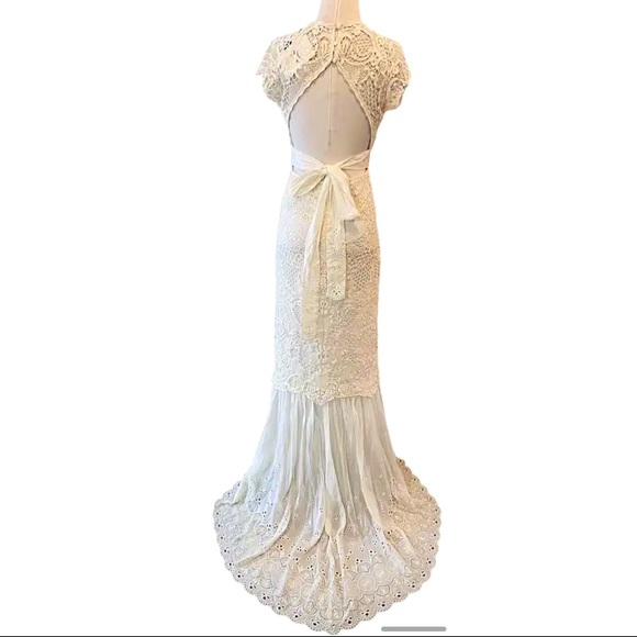 SPELL & the Gypsy Brooklyn Eyelet
Lace Bridal Gown Wedding Dress Off
White - Picture 7 of 9